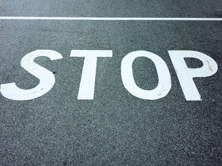 Aufschrift STOP auf einer Straße