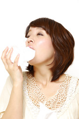 鼻炎を患う女性