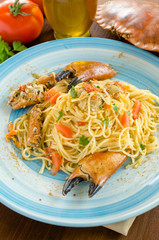 Spaghetti con granchio, bottarga, pomodoro e prezzemolo