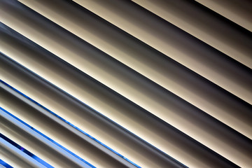 Obraz premium Jalousien als Sonnenschutz am Fenster