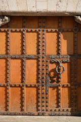 Puerta antigua de madera y remaches forjados