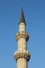 Obraz premium Minaret of Suleymaniye Mosque in Istanbul, Turkey