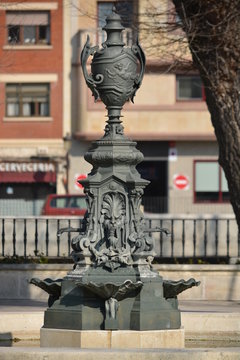 Fuente con decoracion de metal  en las calles de burgos