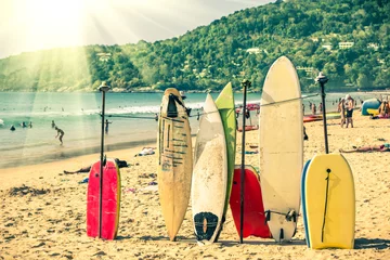 Crédence de cuisine en verre imprimé Plage et mer Planches de surf à la plage - Version rétro nostalgique