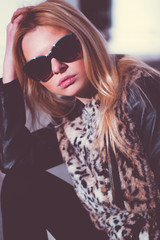 Naklejka premium Girl outdoors in sunny weather posing. Urban portrait