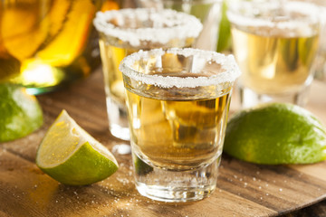 Shots de tequila avec citron vert et sel