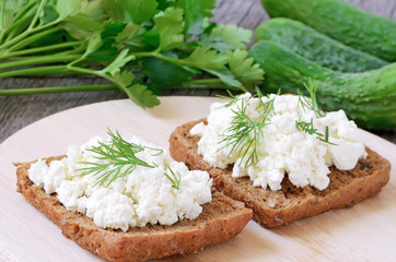 Sandwiches with curd cheese and vegetable