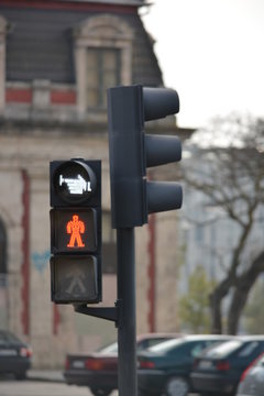 Luz roja semaforo peatonal en la calle