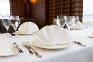 Table arrangement in an expensive restaurant