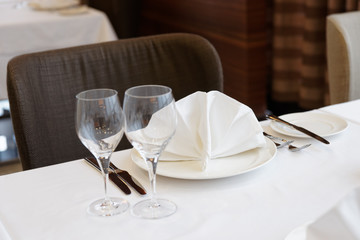 Table arrangement in an expensive restaurant