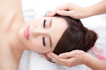 Obraz na płótnie Canvas young woman enjoy massage at spa