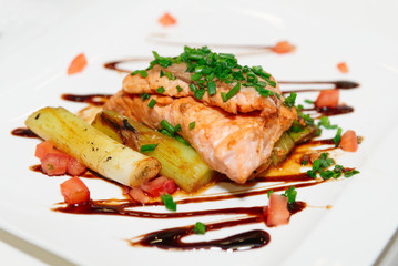 Salmon fillet with chicory and leek