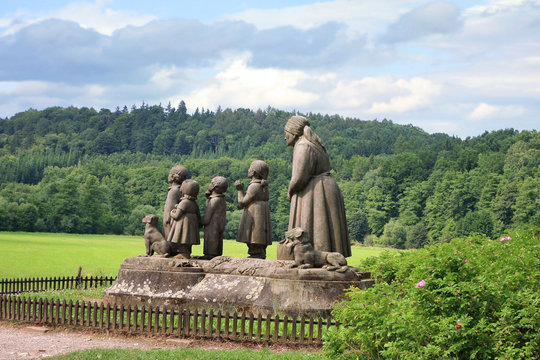 Monument Grandma with children