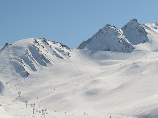 Fototapeta na wymiar Pireneje - ośnieżonych szczytów