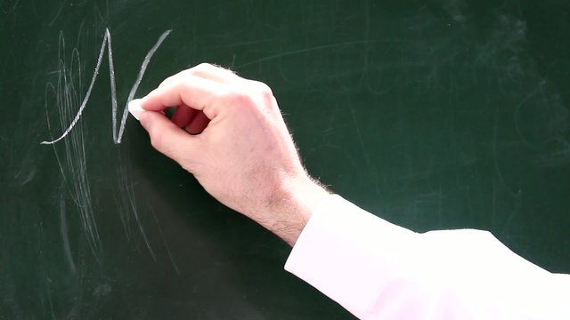 Eine M&auml;nnerhand schreibt Noch Fragen auf eine Tafel