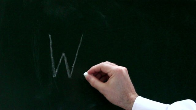 Eine M&auml;nnerhand schreibt Wann auf eine Tafel
