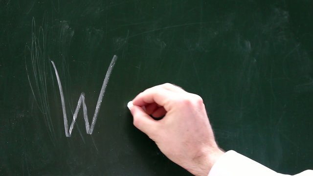 Eine M&auml;nnerhand schreibt Warum auf eine Tafel