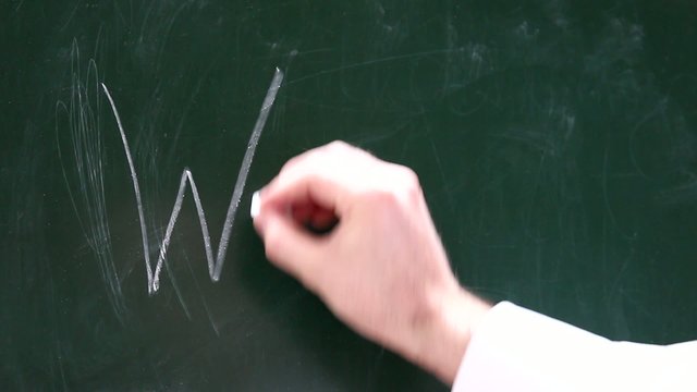 Eine M&auml;nnerhand schreibt Wer auf eine Tafel