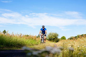 Obraz na płótnie Canvas Mountain bike cyclist on country road.