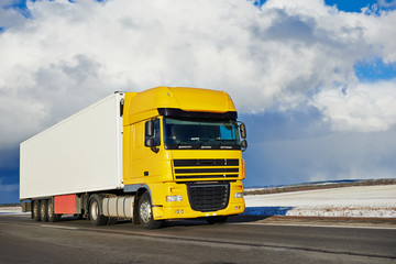 Fototapeta na wymiar samochód ciężarowy z przyczepą w ruchu na autostradzie