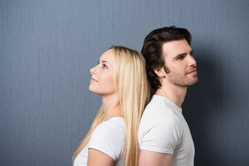 junges paar steht rücken an rücken