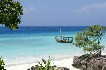 Foto op Plexiglas Nungwi Strand, Tanzania Strand en boot op turkoois water in Zanzibar, Tanzania, Afrika