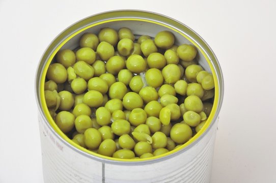  green peas in  tin can