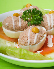 egg. salad plate of letuce egg tuna and olive