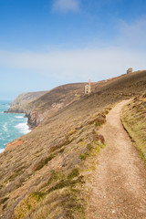 Fototapeta na wymiar Ścieżka wybrzeża Cornwall Anglia UK kopalni cyny