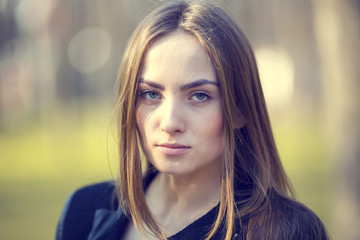 Naklejka premium portrait of a girl in the park
