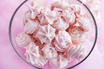 Obraz na płótnie Canvas Pink meringues in a glass bowl