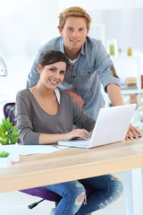 Obraz premium Young people in office working on laptop