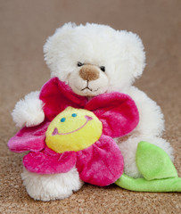 fleur d'été et ours blanc en peluche