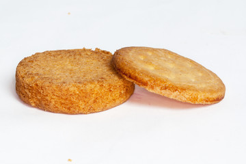 Galettes et palets bretons sur fond blanc