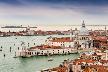 Fototapeta na wymiar Santa Maria della Salute depuis le campanile place Saint Marc et La lagune à Venise en Vénétie, Italie