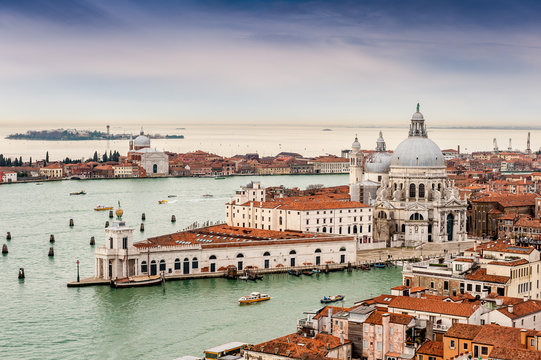 Santa Maria della Salute depuis le campanile place Saint Marc et La lagune &agrave; Venise en V&eacute;n&eacute;tie, Italie