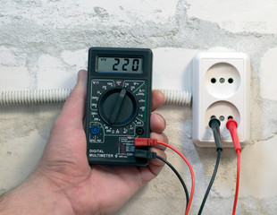 Measuring supply voltage digital multimeter