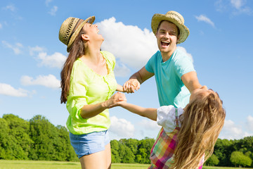 Familie beim Spielen in der Natur