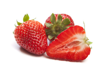 trois fraises fraiches