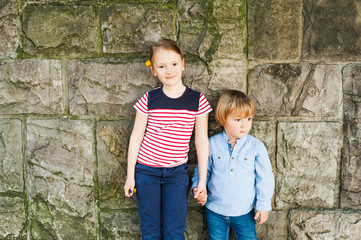 Obraz na płótnie Canvas Outdoor portrait of two adorable children