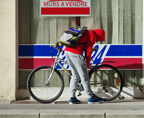 racaille qui vole un velo