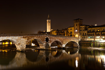 Verona, il Ponte Pietra di notte
