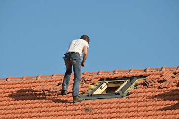 Operaio su un tetto