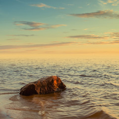 Fototapety  Minimalistyczny pejzaż morski. Wschód słońca na wybrzeżu.