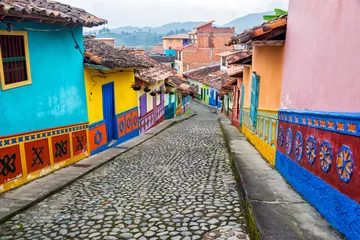 Fototapete Südamerika Bunte Straße mit Kopfsteinpflaster