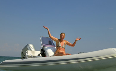 Naklejka premium Woman on the boat.