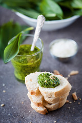 Bärlauchpesto auf frischem baguette