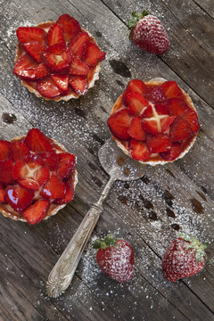 strawberries cakes with pastry cream and icing sugar