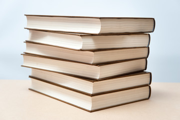 分厚い本が積み重なっている様子