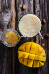 Mandel-Mango-Smoothie
